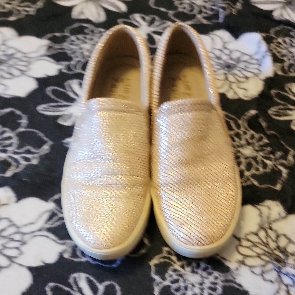 Naturalizer Gold Textured Sneakers with Metallic Finish Size 7